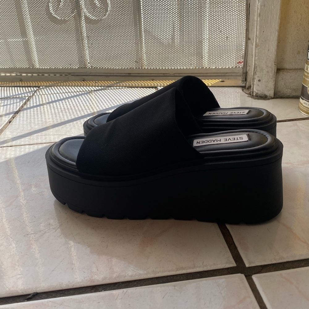 Black Chunky Steve Madden Platform Sandal 90’s Vibes